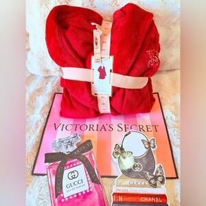 🩷🩷Victoria’s Secret Luxurious Red Women's Robe🩷🩷